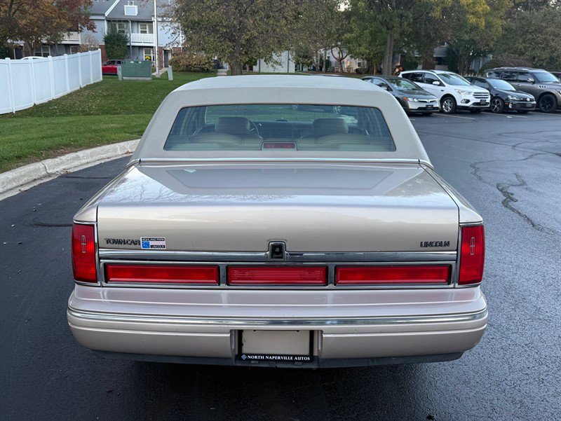 Used 1997 Lincoln Town Car Signature RWD image 7