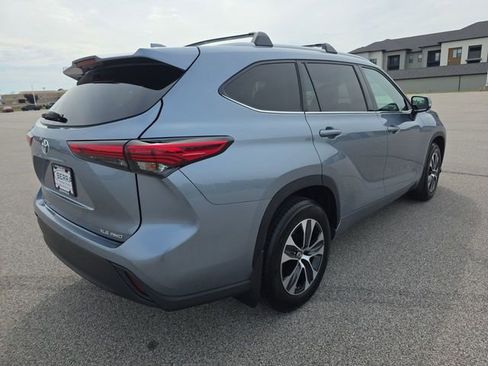 Used 2022 Toyota Highlander XLE AWD/4WD image 13