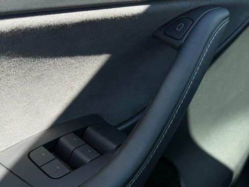 Used 2024 Tesla Model Y Long Range AWD/4WD image 21