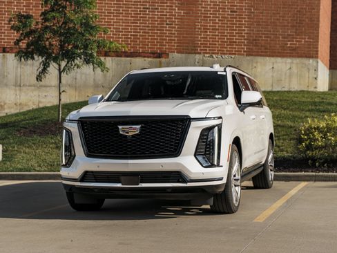 Used 2025 Cadillac Escalade ESV Sport Platinum w/ LPO, Floor Liner Package AWD/4WD image 7