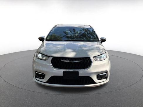 Used 2023 Chrysler Pacifica Limited FWD image 2