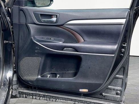 Used 2019 Toyota Highlander XLE image 30