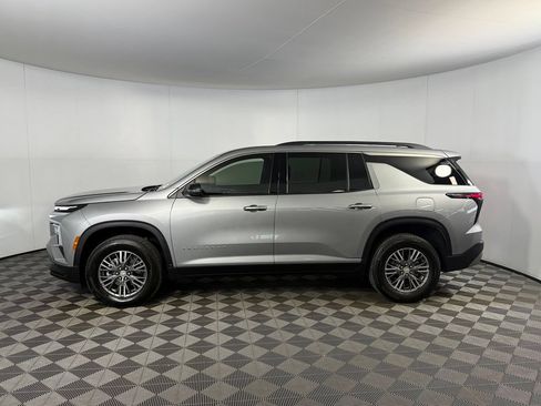 Used 2025 Chevrolet Traverse LT FWD image 11