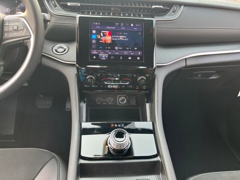 New 2025 Jeep Grand Cherokee L Laredo image 11