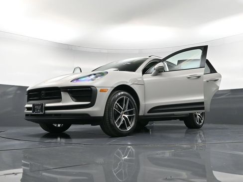 Certified 2025 Porsche Macan image 39