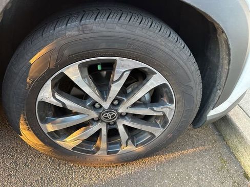 Used 2024 Toyota Corolla Cross XLE w/ Convenience Package image 11