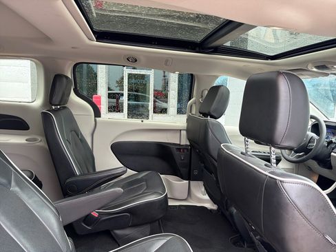 Used 2024 Chrysler Pacifica Limited FWD image 29
