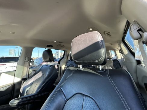 Used 2022 Chrysler Pacifica Touring-L image 13
