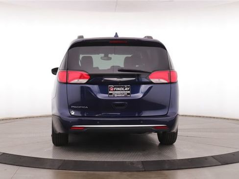 Used 2017 Chrysler Pacifica Touring-L FWD image 11