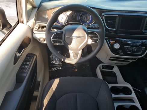 Used 2018 Chrysler Pacifica L image 11