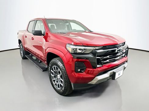 Used 2025 Chevrolet Colorado Z71 w/ Technology Package AWD/4WD image 3