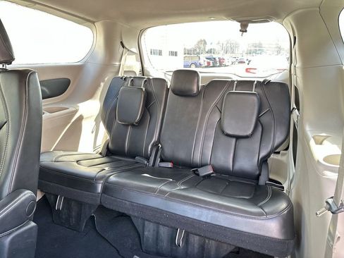 Used 2023 Chrysler Pacifica Touring-L image 24