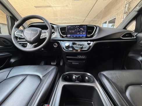 Used 2025 Chrysler Pacifica Select FWD image 31