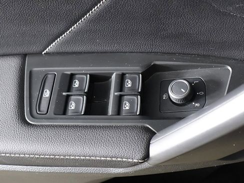 Used 2022 Volkswagen Tiguan SE FWD image 38