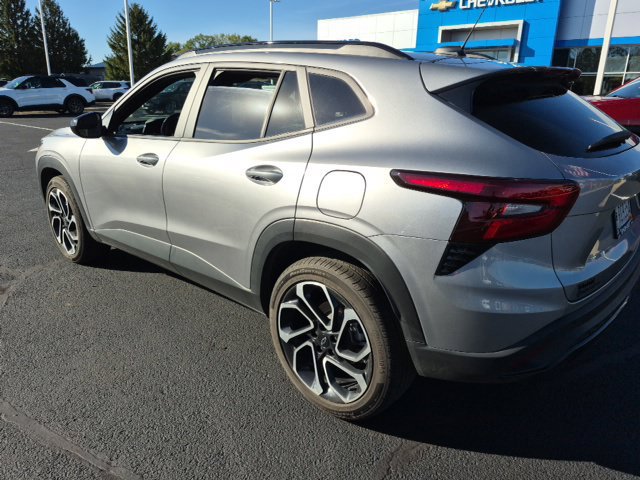 Used 2025 Chevrolet Trax RS w/ Sunroof Package FWD image 8