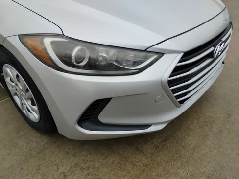 Used 2018 Hyundai Elantra SE FWD image 28