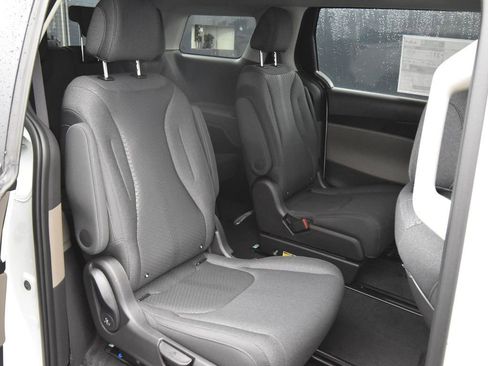 New 2026 Kia Carnival LX FWD image 11
