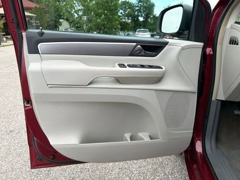 Used 2011 Volkswagen Routan SE FWD image 18