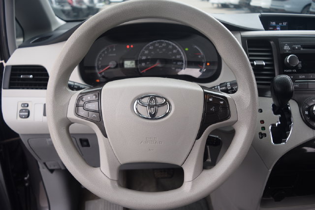Used 2014 Toyota Sienna LE FWD image 4