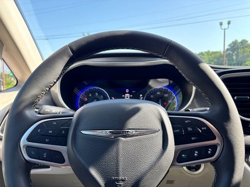 Used 2023 Chrysler Pacifica Touring-L FWD image 17