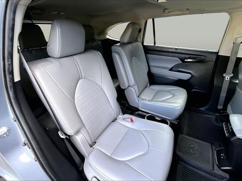 Used 2022 Toyota Highlander XLE AWD/4WD image 20