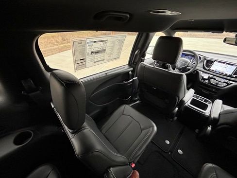 New 2026 Chrysler Pacifica Select w/ S Appearance Package image 27