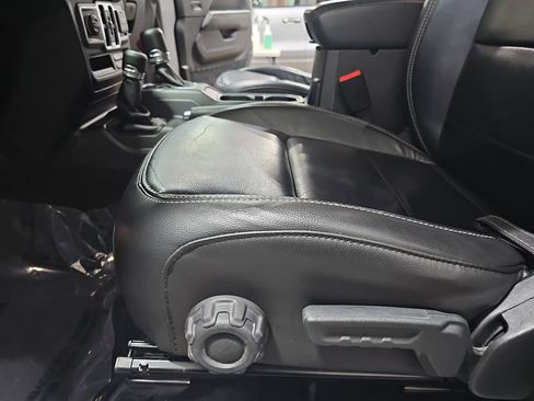 Used 2018 Jeep Wrangler Unlimited Sahara image 29