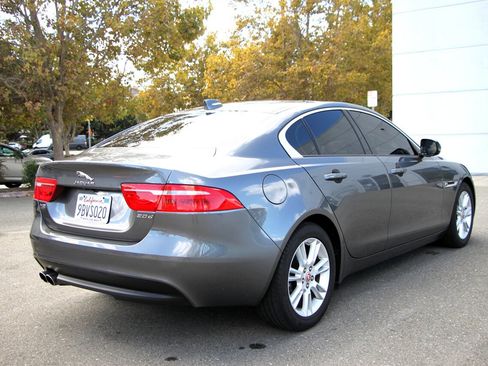 Used 2018 Jaguar XE Premium image 8