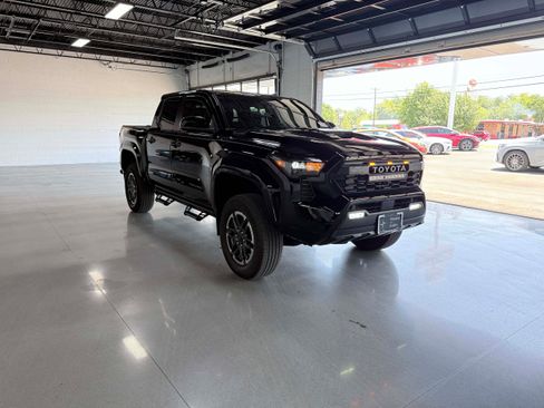 Used 2024 Toyota Tacoma TRD Sport AWD/4WD image 8