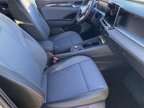 New 2026 Volkswagen Tiguan SE image 8