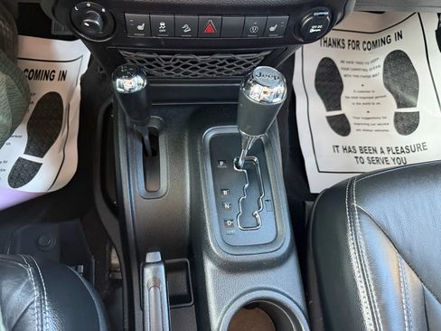 Used 2017 Jeep Wrangler Unlimited Rubicon AWD/4WD image 12
