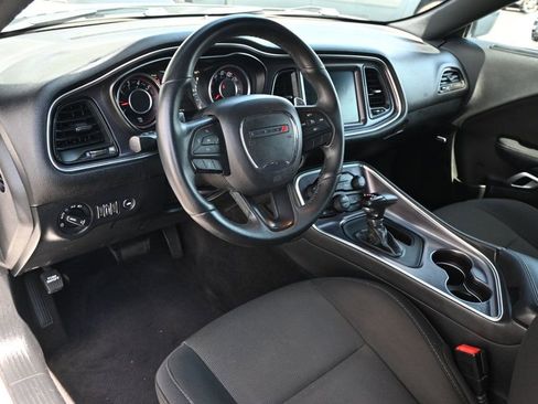 Used 2016 Dodge Challenger R/T image 9