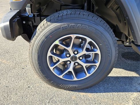 New 2025 Jeep Gladiator Sport image 9