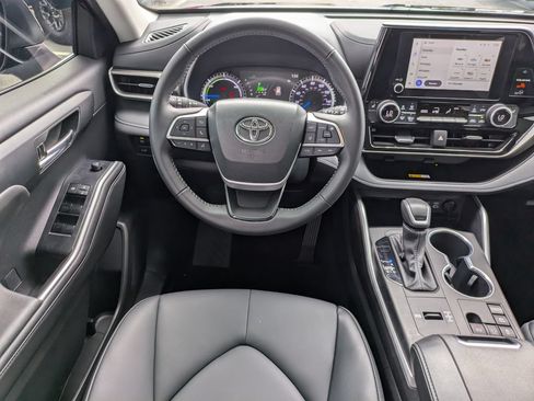 Used 2024 Toyota Highlander XLE FWD image 20