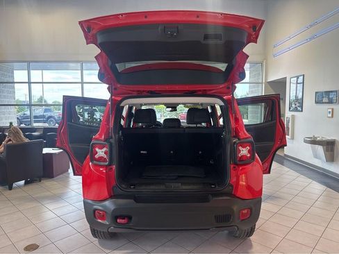 Used 2023 Jeep Renegade Trailhawk w/ Trailhawk Elite Group AWD/4WD image 13