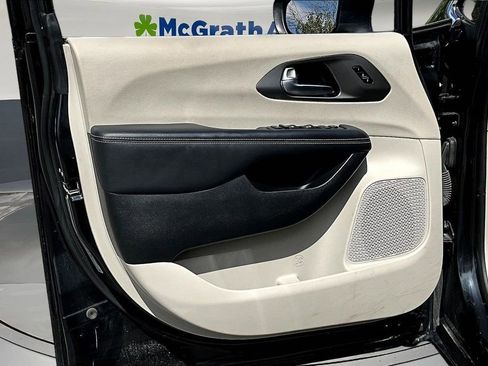 Used 2023 Chrysler Pacifica Touring-L FWD image 18
