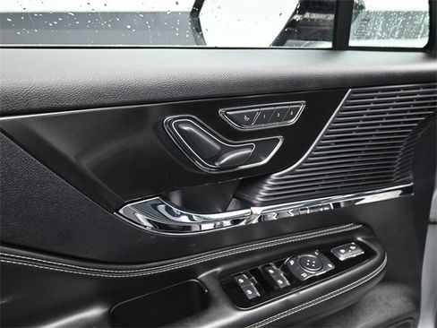 Used 2022 Lincoln Corsair AWD w/ Premium Package image 17