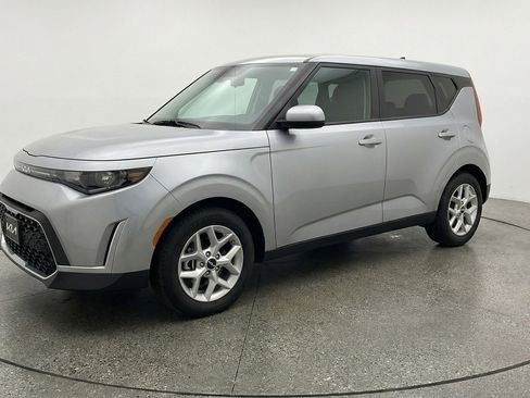 Used 2025 Kia Soul LX w/ LX Technology Package FWD image 3
