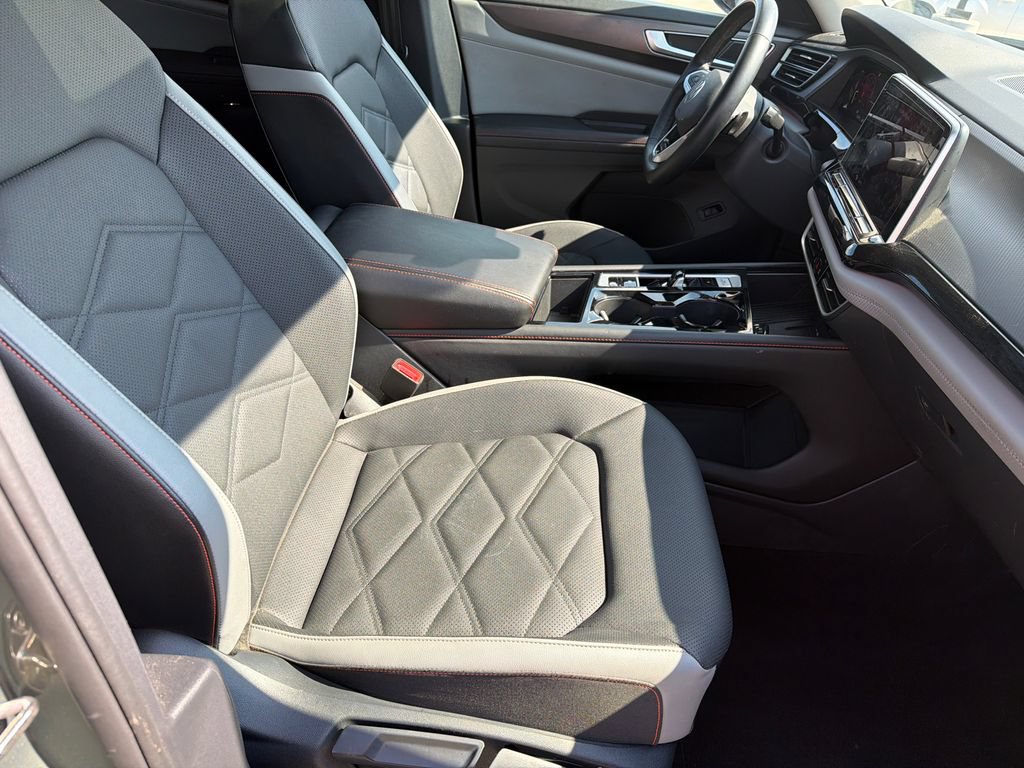 Used 2025 Volkswagen Atlas Peak Edition SE AWD/4WD image 13