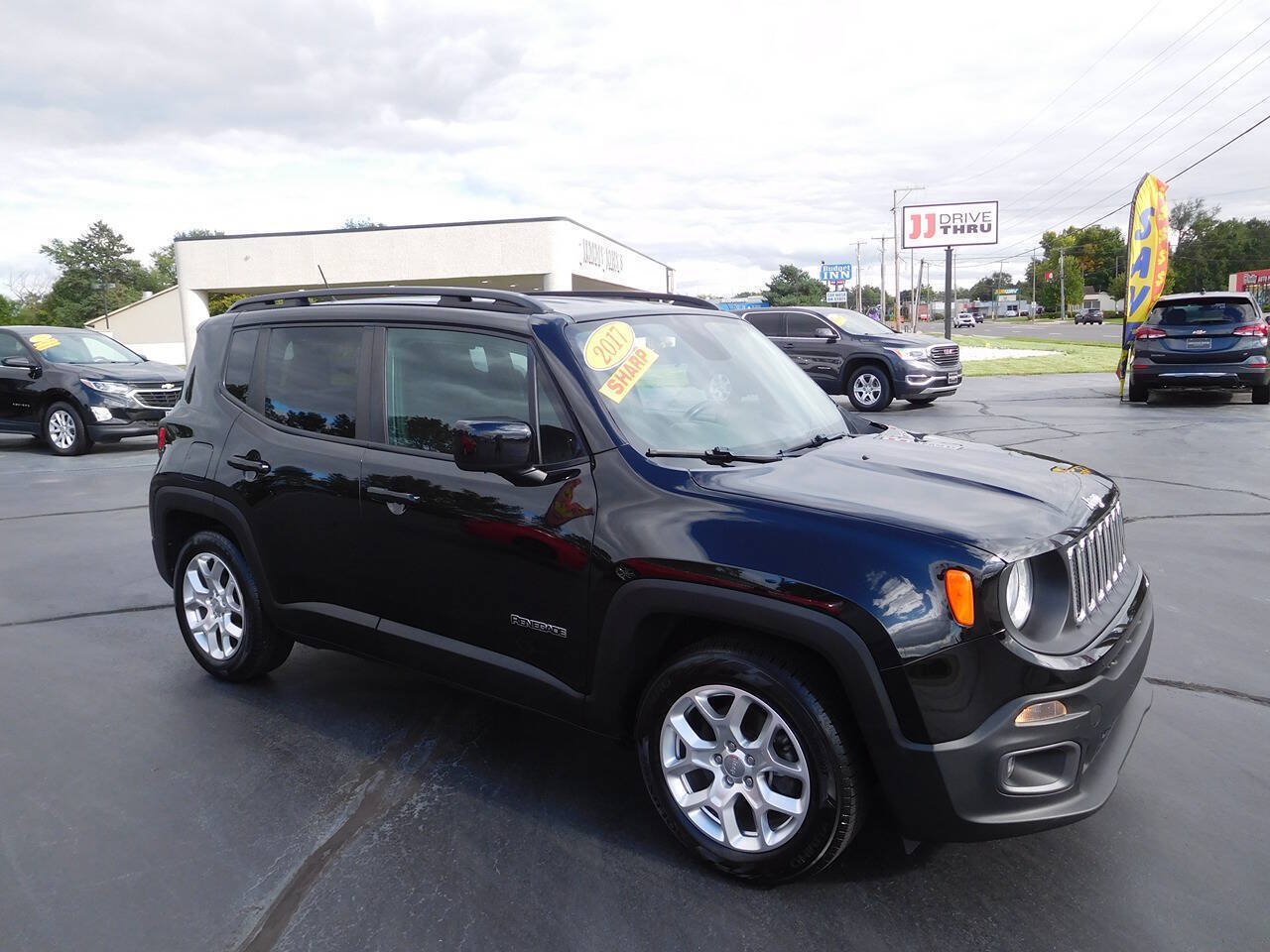 Used 2017 Jeep Renegade Latitude FWD image 1