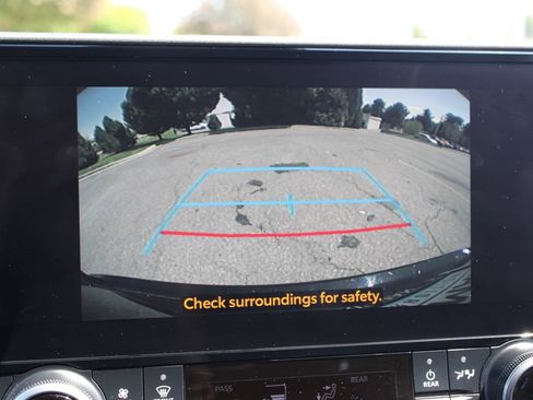 Used 2023 Toyota Highlander XLE AWD/4WD image 26