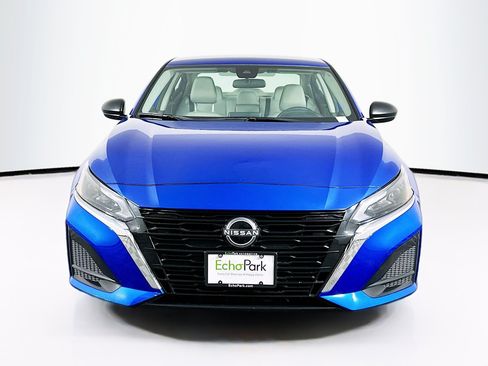 Used 2025 Nissan Altima 2.5 SV FWD image 2