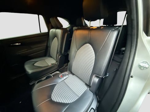Used 2022 Toyota Highlander XSE image 24
