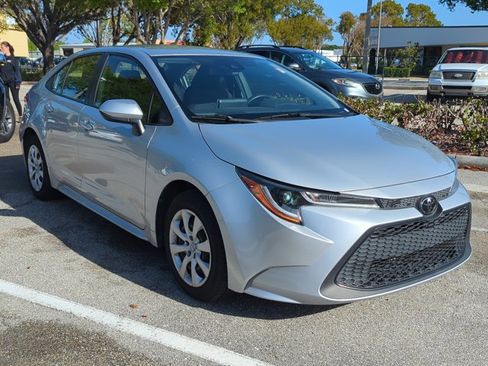 Used 2021 Toyota Corolla LE image 3