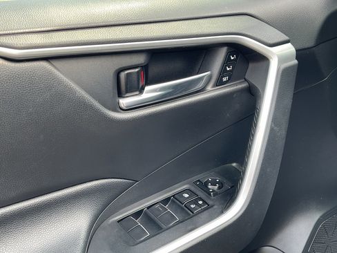 Used 2020 Toyota RAV4 XLE Premium image 21