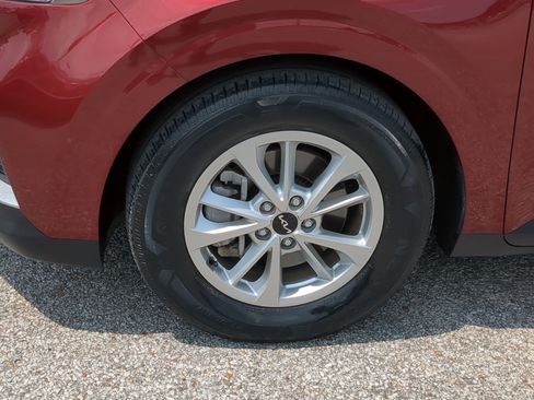 Certified 2024 Kia Carnival LX FWD image 10