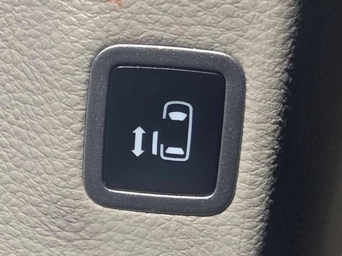 Used 2024 Chrysler Pacifica Touring-L FWD image 10