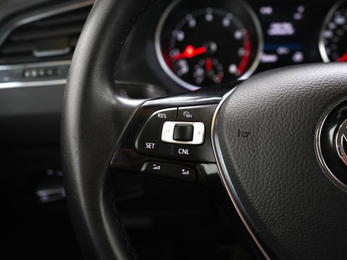 Used 2018 Volkswagen Tiguan SE AWD/4WD image 22