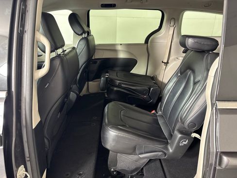 Used 2023 Chrysler Pacifica Touring-L FWD image 29