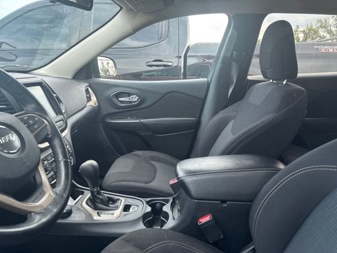Used 2016 Jeep Cherokee Latitude w/ Cold Weather Group AWD/4WD image 30